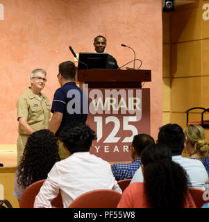 180810-N-TR203-001 SILVER SPRING, Maryland (10 août 2018) Le Capitaine Adam W. Armstrong, commandant, Naval Medical Research Centre (NMRC) félicite un stagiaire au cours d'une cérémonie de remise de diplômes aux étudiants inscrits au Programme de stages en entreprise recherche navale (NREIP) et Programme d'apprentissage en sciences et en génie (SEAP), 10 août. Chaque année, NMRC se félicite de l'école secondaire, premier cycle, et des étudiants de partout au pays dans le cadre du ministère de la défense de la Science, technologie, ingénierie et mathématiques (STIM). Le NREIP SEAP et donner l'occasion aux programmes Banque D'Images