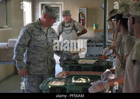 Pennsylvania Army National Guard est une composante de la Garde nationale de l'armée des États-Unis basée en Pennsylvanie. L'image d'archives montre que l'adjudant général reçoit un repas des soldats du 213e Groupe de soutien régional lors d'une rotation le 10 août au National Training Center, Fort Irwin, Californie. Banque D'Images