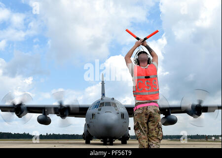 Le s.. Benjamin Stover, 821e Escadron de soutien de plan d'intervention, un chef d'équipe marshals C-130H Hercules, lors de l'exercice Northern Strike de Grayling Army Airfield, Michigan, le 9 août dernier. Northern Strike est un solide exercice de préparation militaire coordonnée par le Michigan Army National Guard qui propose des multi-nationales et militaires travaillent ensemble pour l'intégration de la force totale. (U.S. Air Force photo de Tech. Le Sgt. Liliana Moreno) Banque D'Images