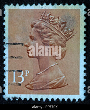 Utilisé affranchis brown British UK stamp - 13p - La reine Elizabeth II Banque D'Images