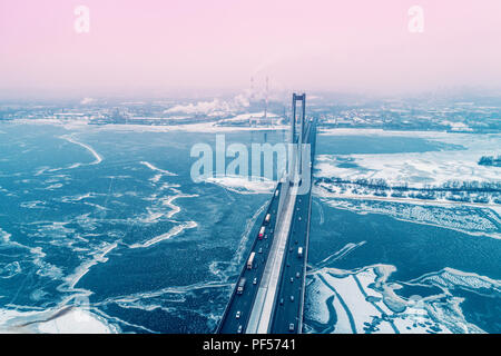 Skyline, ville de Kiev dans le blizzard en début de matinée. Vue aérienne de la rive gauche du Dniepr à l'Pivdennyi (Sud) Bridge Banque D'Images