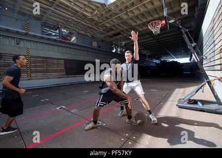 180813-N-GX781-0131 mer des Caraïbes (16 août 2000 13, 2018) marins jouer au basket-ball dans le pont du coffre de l'Island-Class Whidbey Landing Ship Dock USS Gunston Hall (LSD 44). Le navire est en déploiement des Mers du Sud, qui est un déploiement de collaboration annuel dans le U.S. Southern Command zone de responsabilité où un groupe se déployer pour effectuer une variété d'exercices et échanges multinationales d'accroître l'interopérabilité, d'accroître la stabilité régionale, et de construire et maintenir des relations régionales avec les pays de la région par des multinationales, et les échanges inter-organismes Banque D'Images