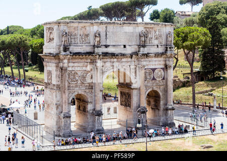 L'Arc de Constantin a été érigée en l'an 315 en commémoration de la victoire de Constantin. Il est situé entre le Colisée et l'Palati Banque D'Images