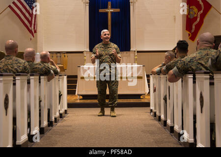 Adm arrière. Gregory Todd, l'aumônier de la Marine Corps, Sous-chef d'aumôniers, Directeur adjoint de l'éloge des ministères religieux des marins pour leur travail acharné au cours d'une visite au Marine Corps Base Camp Lejeune, Aug 9, 2018. Todd a pris ses fonctions actuelles de la 20e chapelain de l'United States Marine Corps en juin 2018. (U.S. Marine Corps photo par Lance Cpl. Nathan Reyes) Banque D'Images