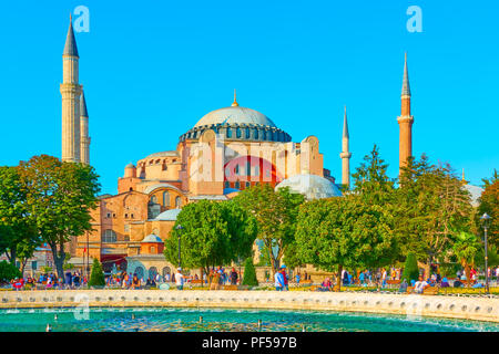 Istanbul, Turquie - le 16 juillet 2018 : Parc avec des gens qui marchent sur la place Sultanahmet près du musée Sainte-Sophie, Turquie Banque D'Images