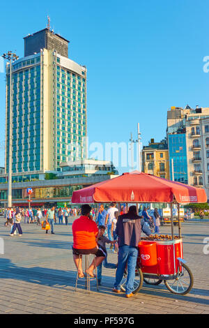 Istanbul, Turquie - le 18 juillet 2018 : les vendeurs de châtaignes grillées à la place Taksim à Istanbul Banque D'Images