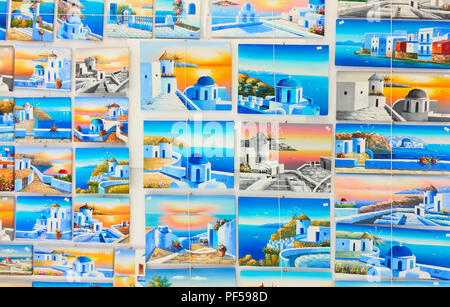 Mykonos, Grèce - 22 Avril 2018 : Differtnt fenêtre de peintures au magasin de souvenirs dans la ville de Mykonos Banque D'Images