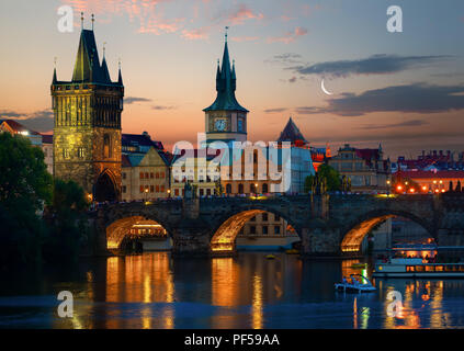 Lune sur pylônes sur le Pont Charles, Prague, au coucher du soleil Banque D'Images