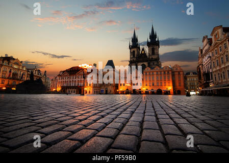 Vue sur la place de la Vieille Ville à Prague au lever du soleil Banque D'Images