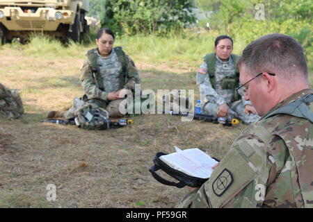 US Réserve de l'armée de soldats de la Compagnie de la Police militaire de la 422nd assister aux services de l'aumônier sur Zone de l'ensemble de la Tactique 'Guardian' Aug 12 à Fort McCoy, Wisconsin. Banque D'Images