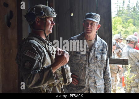 Tech. Le Sgt. Charles Fox, Alpena préparation au combat au Centre, mémoires Brig. Le général Ron Wilson, directeur de l'état-major interarmées, du Michigan, de la Garde nationale lors de l'exercice Northern Strike 18 Carmeuse, carrière de calcite, Rogers City, Michigan, le 15 août 2018. 18 Northern Strike est une Garde nationale parrainée par le Bureau de l'exercice réunissant les membres en service de nombreux États, plusieurs branches de service et un certain nombre de pays de la coalition au cours des trois premières semaines d'août 2018 au Camp d'entraînement aux Manœuvres conjointes de l'ombre et le Centre d'Alpena préparation au combat au Centre, tous deux situés dans le nord du Michigan et de Banque D'Images