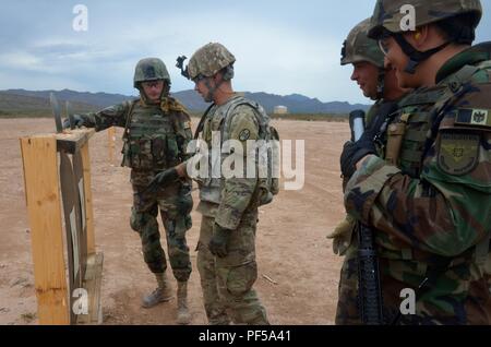 Scout snipers moldave Fire M4 carbine rifles à une gamme pour aider à renforcer et affiner leurs compétences de base dans l'adresse au tir de fusil avec l'aide de soldats de la 30e Brigade blindée de l'équipe de combat. Des soldats moldaves sont intégrés avec différentes unités relevant de la 30e Brigade blindée contre les volumes exportables (capacité de formation XCTC) exercice, 6 Août - 21, 2018. L'exercice est l'un des 30e plus grand exercice dans l'histoire récente, avec plus de 4 000 soldats citoyens à partir de la Caroline du Nord, Caroline du Sud, West Virginia, Minnesota, et le pays de Moldova.Ils seront tous aiguiser leurs combat ski Banque D'Images