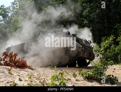 Les soldats de l'entreprise Ingénieur 402ème, 389ème bataillon du génie, ingénieur, 372e Brigade, conduire un véhicule de transport de troupes M113 en position d'attaquer un ennemi pendant un événement de formation au Camp Grayling, Michigan, le 14 août, 2018. Les soldats de la 402ème appuient Northern Strike, une multinationale interarmées exercice de tir réel d'armes combinées impliquant environ 5 000 militaires de 11 membres et de six pays de la coalition. (U.S. La Garde nationale de l'armée photo de la FPC. Jonathan Perdelwitz) Banque D'Images