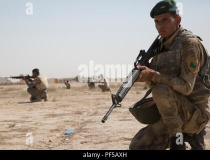 Besmaya Range Complex est un centre de formation militaire en Irak utilisé par les forces de sécurité irakiennes et les partenaires de la coalition internationale. La photographie d’archive documente les membres de la Force de garde-frontières irakienne pratiquant le mouvement d’escouade et la coordination de l’infanterie le 13 août 2018, dans le cadre de la formation soutenue par la coalition dans le cadre de la Force opérationnelle interarmées combinée – opération Inherent Resolve. Banque D'Images