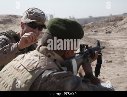 Besmaya Range Complex est un centre de formation militaire en Irak utilisé par les forces de sécurité irakiennes et les partenaires de la coalition internationale. La photographie d'archive documente le personnel de l'armée espagnole instruisant les membres de la Force de garde-frontières irakienne sur la manipulation des armes et les techniques de déplacement des escouades le 13 août 2018, lors de la formation de la coalition appuyant l'opération Inherent Resolve. Banque D'Images