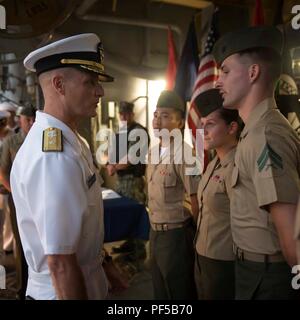 JAKARTA, INDONÉSIE (16 août 2000 11, 2018) - U.S. Navy Adm arrière. Joey Tynch, commandant de la Force 73, parle avec le Cpl. Jason Waddell, un moteur avec l'opérateur de transport du bataillon logistique de combat 13, 13e Marine Expeditionary Unit 13, tandis qu'à bord de l'île de Whidbey-class USS Rushmore (LSD 47) au cours de la préparation et de la formation Coopération à flot (CARAT) l'Indonésie en 2018. CARAT en Indonésie, en sa 24ème itération, est conçu pour accroître l'échange d'information et de coordination, de bâtir la capacité de combat de mutuelle et favoriser à long terme la coopération régionale permettant aux deux forces armées partenaire de fonctionner efficacement bien positionné en couverture Banque D'Images