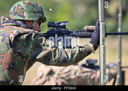 L'Armée bulgare Pvt. Dimitar Petrov du 42e Bataillon d'infanterie de forêt une barrière appuyé M4 carbine pendant un exercice de tir de fusil, Novo Selo, Bulgarie, le 16 août 2018. Cet exercice est à l'appui de la résolution de l'Atlantique, un exercice d'entraînement durables entre l'OTAN et des Forces américaines. (U.S. La Garde nationale de l'armée photo par le Sgt. Jamar Marcel Pugh, 382e Détachement des affaires publiques/ 1ère ABCT, 1er CD/libérés) Banque D'Images