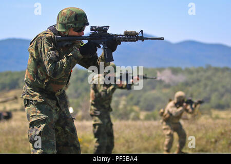 L'Armée bulgare Pvt. Dimitar Petrov, première à gauche, affecté à l'infanterie 42e bataillon se prépare à un feu M4 carbine pendant un exercice de tir de fusil, Novo Selo, Bulgarie, le 16 août 2018. Cet exercice est à l'appui de la résolution de l'Atlantique, un exercice d'entraînement durables entre l'OTAN et des Forces américaines. (U.S. La Garde nationale de l'armée photo par le Sgt. Jamar Marcel Pugh, 382e Détachement des affaires publiques/ 1ère ABCT, 1er CD/libérés) Banque D'Images