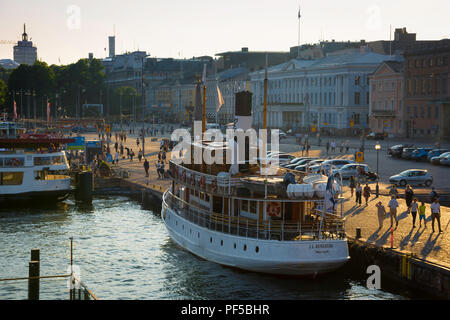 Le port d'Helsinki de l'été, vue du coucher de soleil du secteur riverain Kauppatori à Helsinki Suomenlinna port avec un bateau à quai, en Finlande. Banque D'Images