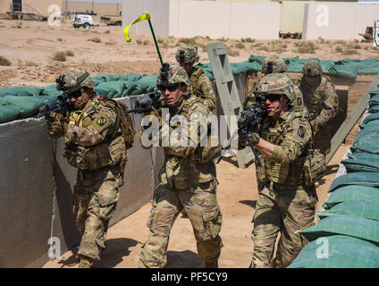 Fantassins avec l'entreprise C, 2e Bataillon, 137e Régiment d'infanterie, effacer une tranchée au cours d'un exercice d'entraînement situationnel équipe répétitions au Commandement central de l'Armée Centre de formation de l'état de préparation, Camp Buehring, Koweït, le 8 août 2018. Le 2-137 est déployé au Koweït, dans le cadre de l'opération Bouclier spartiate. (U.S. Photo de l'armée par le Sgt. Bretagne Johnson.) Banque D'Images