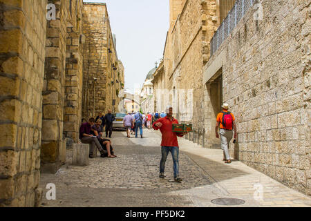 11 mai 2018 un musulman marcher en portant une petite boîte de marchandises sur le une petite rue latérale menant à la Via Dolorosa à Jérusalem Israël Banque D'Images