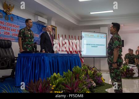 180810-N-GR847-0007 JAKARTA, INDONÉSIE (16 août 2000 10, 2018) - Le commandant de la cérémonie à l'Indonésien rapports Chef du personnel de première flotte premier amiral Herru Kusmanto, à gauche, et l'honorable Joseph Donovan Jr., Ambassadeur des États-Unis auprès de la République de l'Indonésie, lors de la cérémonie d'ouverture de la coopération et de la formation de préparation à flot (CARAT) 2018. CARAT en Indonésie, en sa 24ème itération, est conçu pour accroître l'échange d'information et de coordination, de bâtir la capacité de combat de mutuelle et favoriser à long terme la coopération régionale permettant aux deux forces armées partenaire d'opérer efficacement ensemble comme un unifiée Banque D'Images