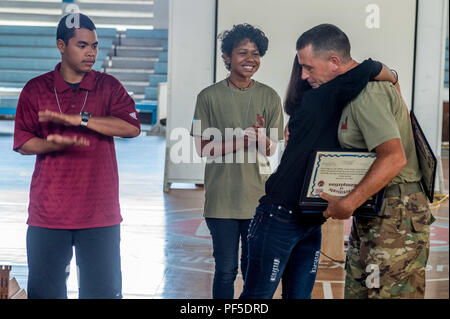 180810-N-WR252-118 KOROR, Palau (16 août 2000 10, 2018) Hannah Anderson, l'équipe d'action civique (CAT) Palau apprenti-électricien, étreintes Sgt. 1re classe Wesley Greer, CAT 84-05 Sous-officier responsable, après la présentation de son diplôme d'apprenti pendant le chat de changer de Palau cérémonie. CAT 84-05 a formé 12 apprentis palaosienne à toute une gamme de constructions, d'administration, l'utilisation de machinerie lourde et de menuiserie, avec sept disciplines complété avec succès leur formation et diplômés du programme. Au cours de la cérémonie, CAT 84-05 l'armée a été relevé par la U.S. Air Force CAT 3 Banque D'Images