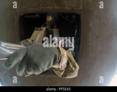 Le sergent de l'armée américaine. Ge de la Californie Xiong la garde nationale de l'Armée de la Compagnie Alpha, Théâtre 1106th Support Maintenance Aviation Group (TASMG) et chef d'équipage à bord d'un UH-60 Black Hawk, atteint en dessous de son hélicoptère pour fixer le collier du godet d'eau avant le 10 août une mission au complexe de Mendocino de forêt au Lac, comté et les comtés de Mendocino, en Californie. Cal Guard helicopters abandonné près d'un demi-million de gallons d'eau en à peine plus d'une semaine que le Ranch et les incendies Rivière combinés pour devenir le plus grand de la Californie incendies dans l'histoire de l'Etat. (U.S. Photo de la Garde nationale par le sergent. Jed Banque D'Images