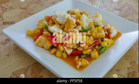 Salade de maïs Épicé Sucré Salé avec oeuf sur le plat blanc Banque D'Images