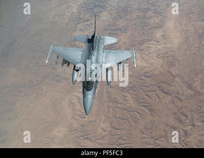 Le F-16 Fighting Falcon est un avion de combat utilisé pour les missions air-air et air-sol par l'United States Air Force. Le 11 août 2018, il a opéré au-dessus de l'Iraq à l'appui de l'opération Inherent Resolve. L'image d'archives enregistre l'avion en vol pendant les opérations aériennes de la coalition dans le théâtre du commandement central des États-Unis. Banque D'Images
