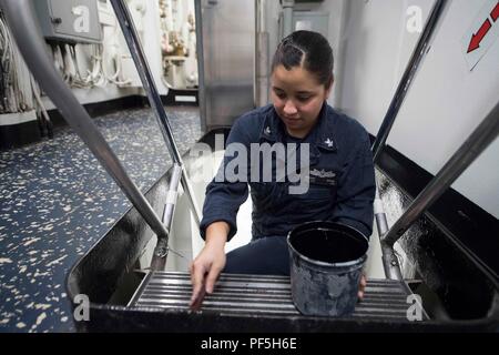 180813-N-GX781-0014 mer des Caraïbes (16 août 2000 13, 2018) 2ème classe Technicien en électronique Mariana Medina peint une ladderwell Island-Class à bord du navire de débarquement Whidbey Dock USS Gunston Hall (LSD 44). Le navire est en déploiement des Mers du Sud, qui est un déploiement de collaboration annuel dans le U.S. Southern Command zone de responsabilité où un groupe se déployer pour effectuer une variété d'exercices et échanges multinationales d'accroître l'interopérabilité, d'accroître la stabilité régionale, et de construire et maintenir des relations régionales avec les pays de la région par des multinat, Banque D'Images