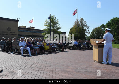 Le contre-amiral est un officier supérieur du pavillon de l'United States Navy équivalent au major général dans d'autres services. Une promotion au grade de contre-amiral a lieu le 9 août 2018, au quartier général du Strategic Command sur la base aérienne d'Offutt, Nebraska. L’image d’archives enregistre les remarques prononcées lors de la cérémonie associée à la dissuasion stratégique et à la surveillance de la mission nucléaire dans le cadre du Plan de commandement unifié. Banque D'Images
