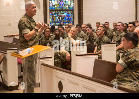 Adm arrière. Gregory Todd, l'aumônier de la Marine Corps, Sous-chef d'aumôniers, Directeur adjoint de ministères religieux explique aux marins dont ils ont besoin pour être prêt pour les futurs conflits au cours d'une visite au Marine Corps Base Camp Lejeune, Aug 9, 2018. Todd a pris ses fonctions actuelles de la 20ème aumônier de la Marine Corps en juin 2018. (U.S. Marine Corps photo par Lance Cpl. Nathan Reyes) Banque D'Images