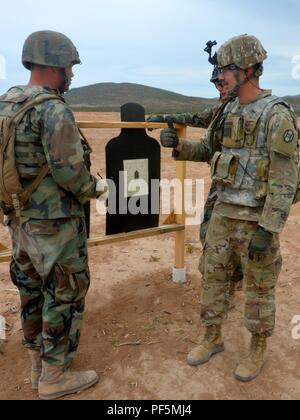 Scout snipers moldave Fire M4 carbine rifles à une gamme pour aider à renforcer et affiner leurs compétences de base dans l'adresse au tir de fusil avec l'aide de soldats de la 30e Brigade blindée de l'équipe de combat. Des soldats moldaves sont intégrés avec différentes unités relevant de la 30e Brigade blindée contre les volumes exportables (capacité de formation XCTC) exercice, 6 Août - 21, 2018. L'exercice est l'un des 30e plus grand exercice dans l'histoire récente, avec plus de 4 000 soldats citoyens à partir de la Caroline du Nord, Caroline du Sud, West Virginia, Minnesota, et le pays de Moldova.Ils seront tous aiguiser leurs combat ski Banque D'Images