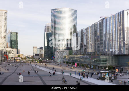 Paris La Défense - La défense de Paris : Le Quatre Temps shopping mall et la Tour EDF vu depuis le Grand Arche. La France, l'Europe. Banque D'Images