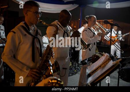 JAKARTA, INDONÉSIE (16 août 2000 11, 2018) - Les marins de la marine américaine avec la 7e Flotte Band jouer pour un dîner-réception à l'invitation à bord de l'île de Whidbey-class USS Rushmore (LSD 47) au cours de la préparation et de la formation Coopération à flot (CARAT) l'Indonésie en 2018. CARAT en Indonésie, en sa 24ème itération, est conçu pour accroître l'échange d'information et de coordination, de bâtir la capacité de combat de mutuelle et favoriser à long terme la coopération régionale permettant aux deux forces armées partenaire d'opérer efficacement ensemble comme une force maritime unifié. (U.S. Marine Corps photo par le Cpl. Danny Gonzalez) Banque D'Images