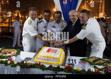 JAKARTA, INDONÉSIE (16 août 2000 11, 2018) - U.S. Navy Adm arrière. Joey Tynch, commandant de la Force 73, à gauche, l'honorable Joseph Donovan Jr., ambassadeur des États-Unis auprès de la République de l'Indonésie, deuxième à partir de la droite, et le Cmdr. Robert Tryon, commandant de l'île de Whidbey-class USS Rushmore (LSD 47), avec leurs homologues indonésiens, l'amiral Denih, commandant de la Base navale principale de trois, et le Colonel Isswarto, CARAT Task Group, couper un gâteau au cours d'une réception à l'état de préparation et de formation à la coopération (CARAT) l'Indonésie en 2018. CARAT en Indonésie, en sa 24ème itération, est conçu pour améliorer l'information Banque D'Images