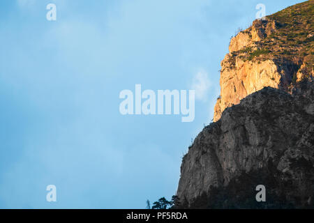 Coucher du soleil la lumière sur une falaise dans le parc national des Ecrins, Hautes Alpes, France. Banque D'Images