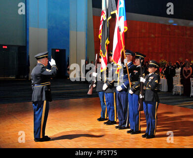 La Garde nationale de Porto Rico a célébré sa garde nationale annuelle de balle au Dr. Pedro Rosselló González Convention Center à San Juan, Porto Rico, le 11 août. C'est le main event officiel où tous les membres de l'PRNG, conjoints et invités spéciaux se réunissent pour célébrer les nombreuses réalisations de l'institution tout au long de l'année dernière. La partie protocolaire de l'événement a été dirigé par l'adjudant général de Puerto Rico, Brig. Gen. Isabelo Rivera, et son personnel. Le conférencier invité pour l'événement de cette année a été secrétaire du Porto Rico de la Justice, Mme Wanda Vázquez. Elle a parlé de l'brav Banque D'Images