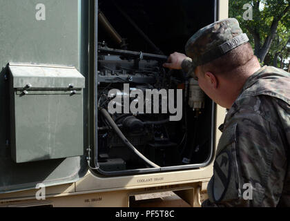 La CPS. Patrick Danel, un générateur de puissance assigné à la société Echo mécanicien, 91e bataillon du génie de la Brigade, 1st Armored Brigade Combat Team, 1re Division de cavalerie, inspecte un générateur pendant un exercice de poste de commandement à Zagan, Pologne, 14 août 2018. L'Ironhorse brigade est actuellement déployé dans toute l'Europe à l'appui de la résolution de l'Atlantique. (U.S. La Garde nationale de l'armée photo par le Sgt. 1re classe Craig Norton, 382e Détachement des affaires publiques, 1ABCT, 1CD) Banque D'Images