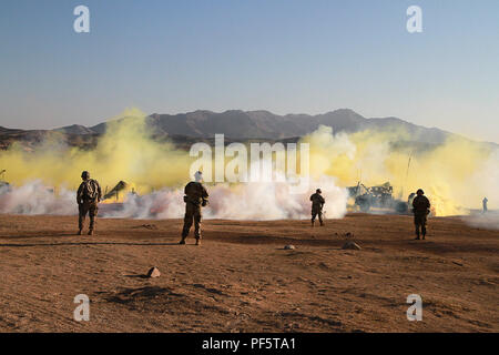 Soldats de la compagnie Delta, 103e bataillon du génie, 56e brigade Stryker Brigade Combat Team, 28e Division d'infanterie, New Jersey Army National Guard, subir une attaque de gaz CS au Centre National d'entraînement, Fort Irwin, en Californie le 17 août, mettant leurs armes chimiques, biologiques, radiologiques, nucléaires et la formation de la défense à utiliser lors de l'attaque surprise tôt le matin. (U.S. La Garde nationale de l'armée photo par le Cpl. Hannah Baker/libérés) Banque D'Images