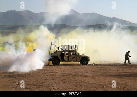 Soldats de la compagnie Delta, 103e bataillon du génie, 56e brigade Stryker Brigade Combat Team, 28e Division d'infanterie, New Jersey Army National Guard, subir une attaque de gaz CS au Centre National d'entraînement, Fort Irwin, en Californie le 17 août, mettant leurs armes chimiques, biologiques, radiologiques, nucléaires et la formation de la défense à utiliser lors de l'attaque surprise tôt le matin. (U.S. La Garde nationale de l'armée photo par le Cpl. Hannah Baker/libérés) Banque D'Images