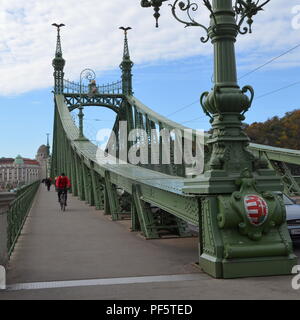 Style Art Nouveau pont de la liberté, à Budapest avec turuls, hawk-comme oiseaux mythologiques sur tour tops, hongrois blason au milieu  + à la fin Banque D'Images