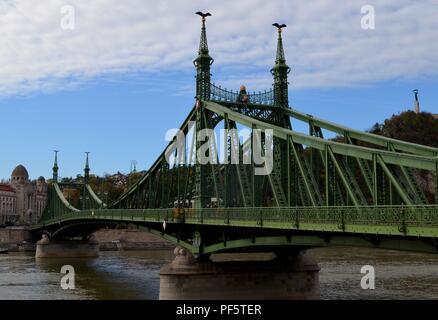 Pont de la liberté (Szabadság híd), Budapest, 1896, conçu par János Feketeházy dans un style Art Nouveau. Statue de la liberté sur la colline du château dans le backgroundrive Banque D'Images