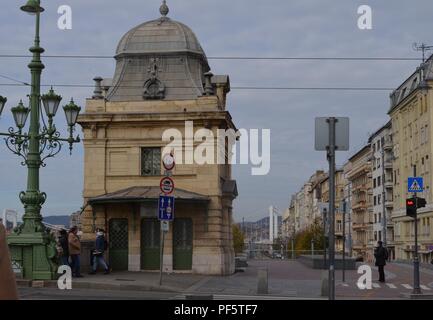 L'une des maisons Art Nouveau sans frais de pont de la liberté, Budapest vues le long Fõvam tér rue avec pont Elisabeth (1903) dans l'arrière-plan Banque D'Images