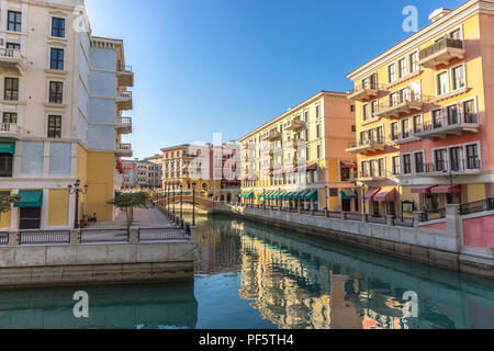 Les canaux de Venise comme Qanat Quartier au Pearl à Doha, au Qatar, en fin d'après-midi. Banque D'Images