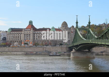 Spa Hotel Géllert sur Buda et pont de la Liberté (Szabadság híd), Budapest, 1896, conçu par János Feketeházy, tant dans le style Art Nouveau Banque D'Images