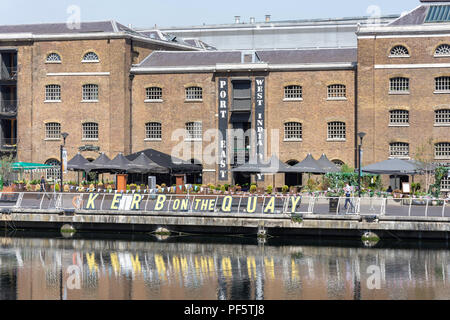 Freiner sur le quai restaurants, West India Quay, Canary Wharf, London Borough de Tower Hamlets, Greater London, Angleterre, Royaume-Uni Banque D'Images