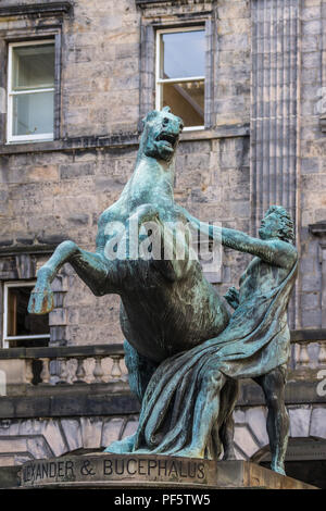 Edimbourg, Ecosse, ROYAUME UNI - 13 juin, 2012 ; libre d'Alexander et Bucephalus statue à l'extérieur Ville Édifice Chambers. Bronze vert avec Alexander t Banque D'Images