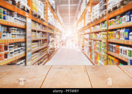 Étagère en bois Emty l'affichage des produits. La construction matérielle de l'allée de supermarché et des étagères. Vue en perspective des lignes d'hypermarchés avec des produits. Résumé floue fond de commerce et d'achats Banque D'Images